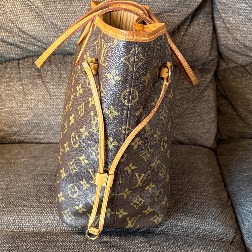 Louis Vuitton Neverfull MM Monogram Classic Tote - Picture 5 of 16